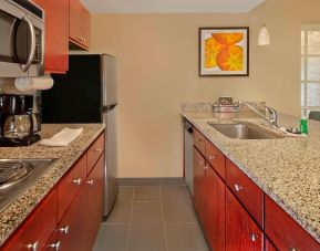 Day rooms equipped with in-room kitchen at Residence Inn Boston Tewksbury.

