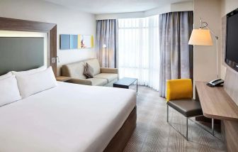 Day use room with natural light at Novotel Toronto North York.