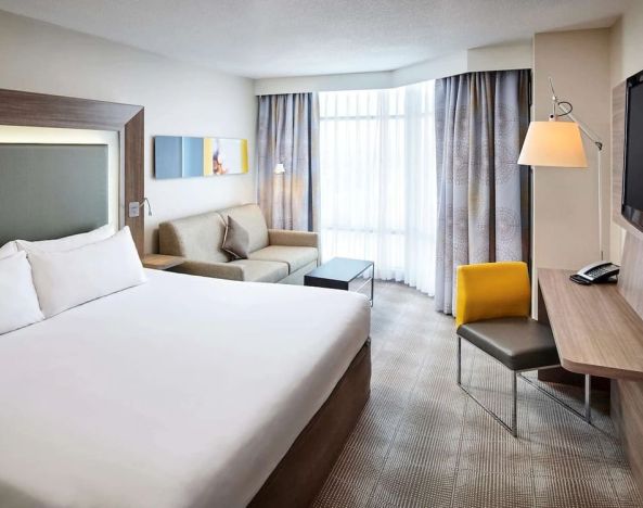 Day use room with natural light at Novotel Toronto North York.