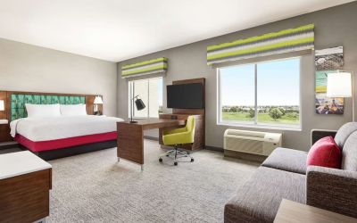 King room with work desk at Hampton Inn & Suites Miami Kendall. 