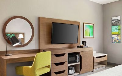 Day use room with work station at Hampton Inn & Suites Miami Kendall. 