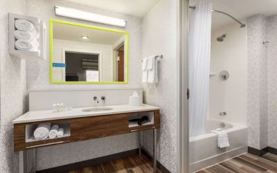 Guest bathroom with shower at Hampton Inn & Suites Miami Kendall. 