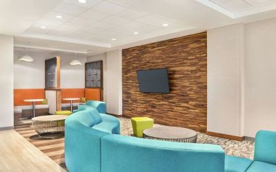 Lobby and coworking space at Hampton Inn & Suites Miami Kendall. 
