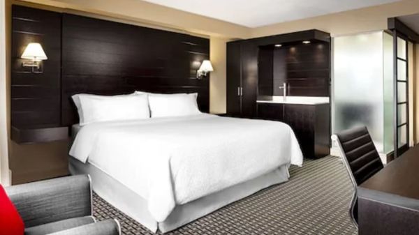Hotel Four Points By Sheraton Mississauga Meadowvale image
