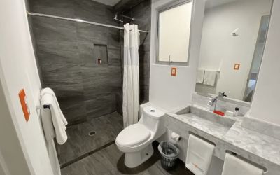 Guest bathroom at Hotel Star Express Puebla.