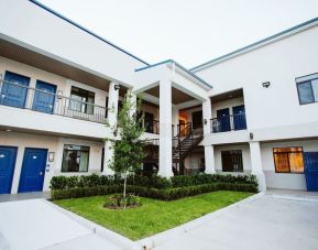 Hotel courtyard at Palace Inn Westpark Blue.