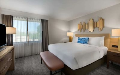 Day use room with natural light at Sonesta Silicon Valley.
