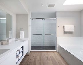 Guest bathroom with shower at Sonesta Silicon Valley.