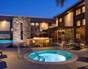Outdoor pool and hot tub at Sonesta Silicon Valley.