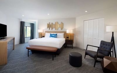 Spacious king room at Sonesta Silicon Valley.