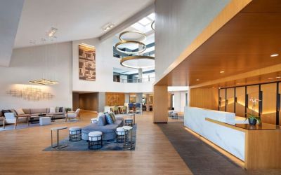 Lobby and lounge area at Sonesta Silicon Valley.