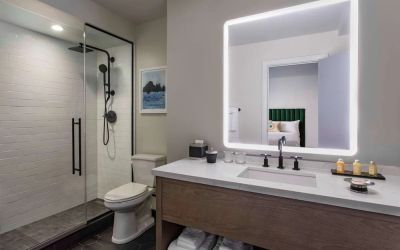 Guest bathroom with shower at Royal Sonesta Chicago Downtown. 