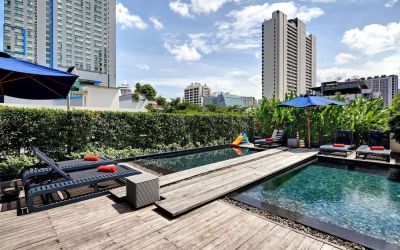 Luxurious outdoor pool with city view at Fraser Suites Sukhumvit, Bangkok.