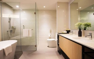 Guest bathroom with bath and shower at Modena By Fraser Bangkok.