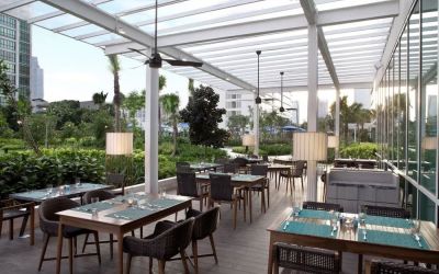 Outdoor dining area at Fraser Place Setiabudi Jakarta.
