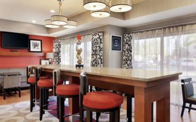 Bar and coworking space at Hampton Inn Tracy.