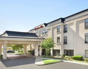 Hotel exterior and parking at Hampton Inn Tracy.