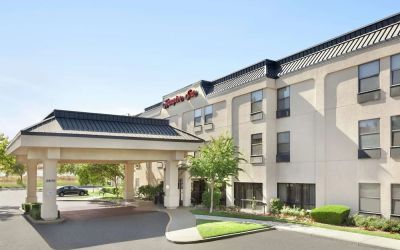 Hotel exterior and parking at Hampton Inn Tracy.