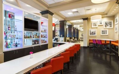 Cozy bar at Sonesta White Plains Downtown.
