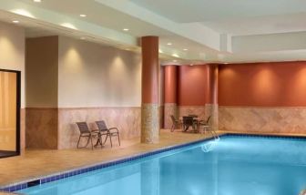 Indoor pool at Sonesta Select Atlanta Cumberland Galleria.
