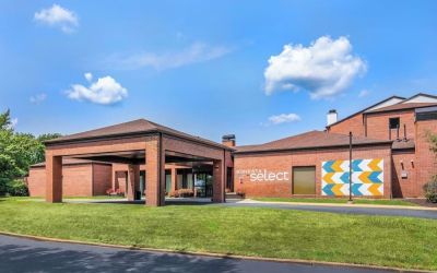 Hotel exterior and garden at Sonesta Select Boston Foxborough Mansfield.