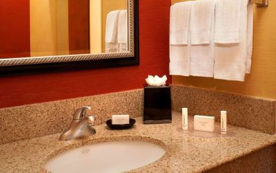 Guest bathroom at Sonesta Select Detroit Auburn Hills.