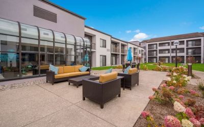 Outdoor lounge and coworking space at Sonesta Select Detroit Auburn Hills.