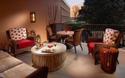 Cozy outdoor lounge at Sonesta Nashville Airport.