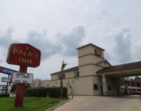 Hotel entrance at Palace Inn Westheimer.