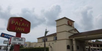Hotel entrance at Palace Inn Westheimer.