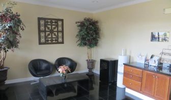Lounge area at Palace Inn Westheimer.