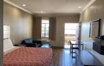 King room at Palace Inn Westheimer.