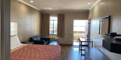 King room at Palace Inn Westheimer.
