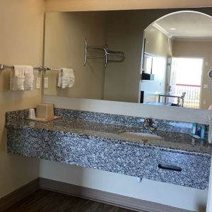 Guest bathroom at Palace Inn Westheimer.
