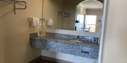 Guest bathroom at Palace Inn Westheimer.
