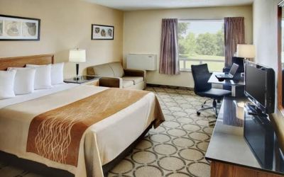 Day use room with natural light at Comfort Inn Brossard.
