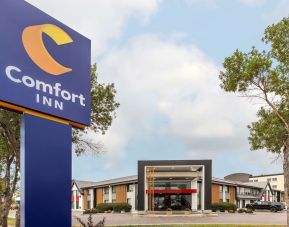 Hotel entrance at Comfort Inn Brossard.