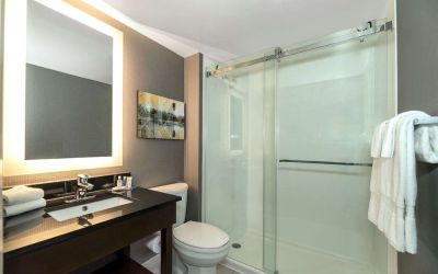 Guest bathroom with shower at Comfort Inn Brossard.