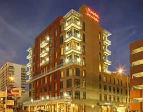 Hotel exterior at night at Hampton Inn & Suites Austin @ The UniversityCapitol.