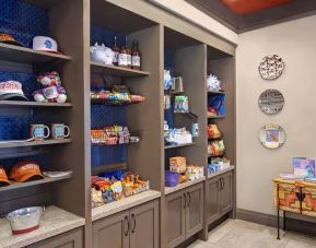 Snack bar and shop at Hampton Inn & Suites Austin @ The UniversityCapitol.