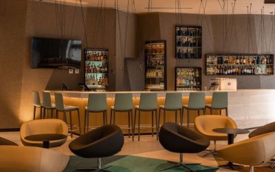 Bar and lounge at Hilton Garden Inn Lima Miraflores.