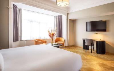Day room with TV at DoubleTree By Hilton Brussels City.