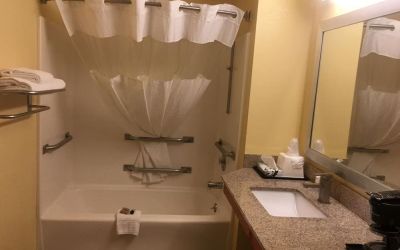 Private guest bathroom at Loyalty Inn Hawkinsville.