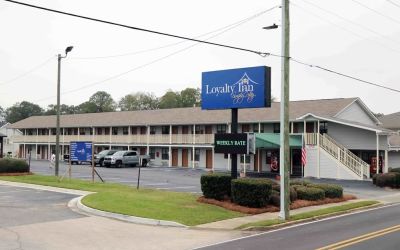 Hotel parking at Loyalty Inn Hawkinsville.