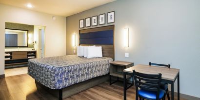 Romantic king room at Palace Inn Blue Laura Koppe Rd.