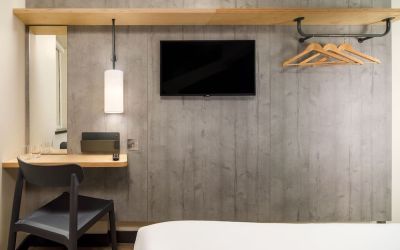 Day room with TV and work desk at Ibis Budget Manchester Airport.