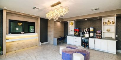 Lobby and lounge area at Palace Inn Blue IAH East.