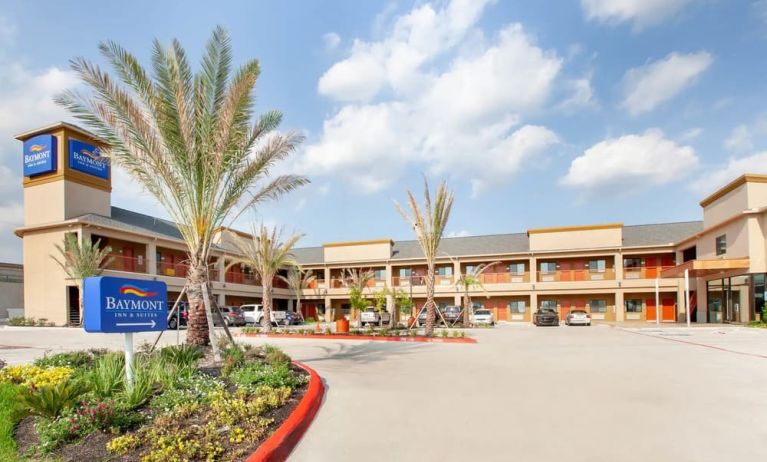Property exterior at Baymont By Wyndham Houston Hobby Airport.