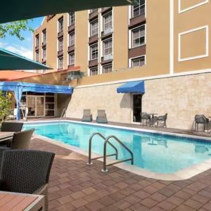 Refreshing outdoor pool at Hampton Inn & Suites Ft. Lauderdale Airport/South Cruise Port.