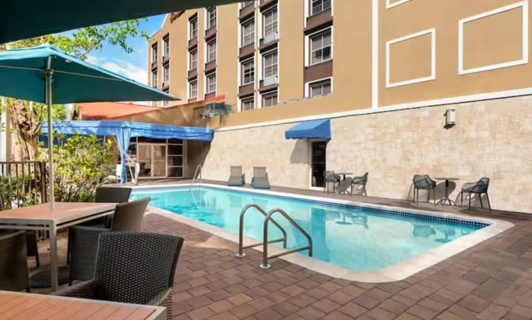 Refreshing outdoor pool at Hampton Inn & Suites Ft. Lauderdale Airport/South Cruise Port.